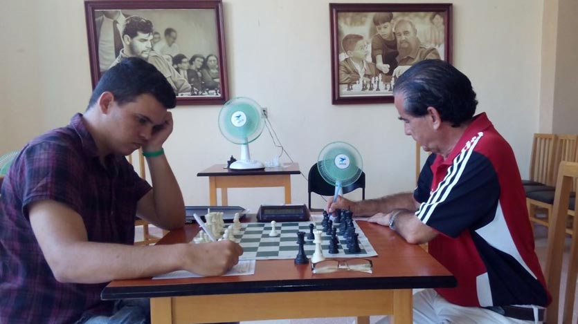 Quesada y Nogueiras jugando ajedrez