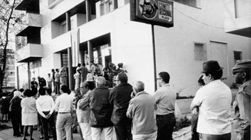 Personas en fila para dar el sí a la Constitución