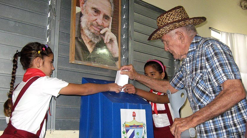 Anciano votando