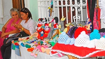 Mujeres tejiendo