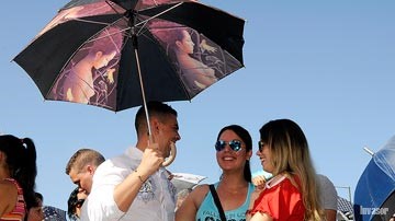 Jóvenes bajo una sombrilla