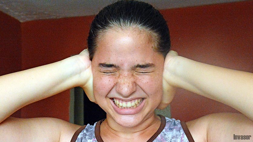 Niña tapando sus oidos