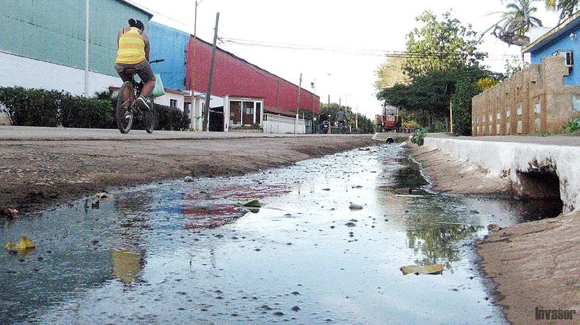 Residuales corriendo en la calle
