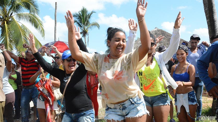 Jóvenes bailando