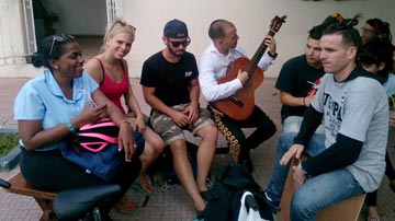 Jóvenes tocando música
