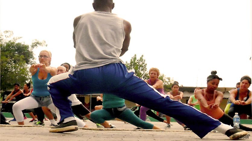 Personas practicando taichi