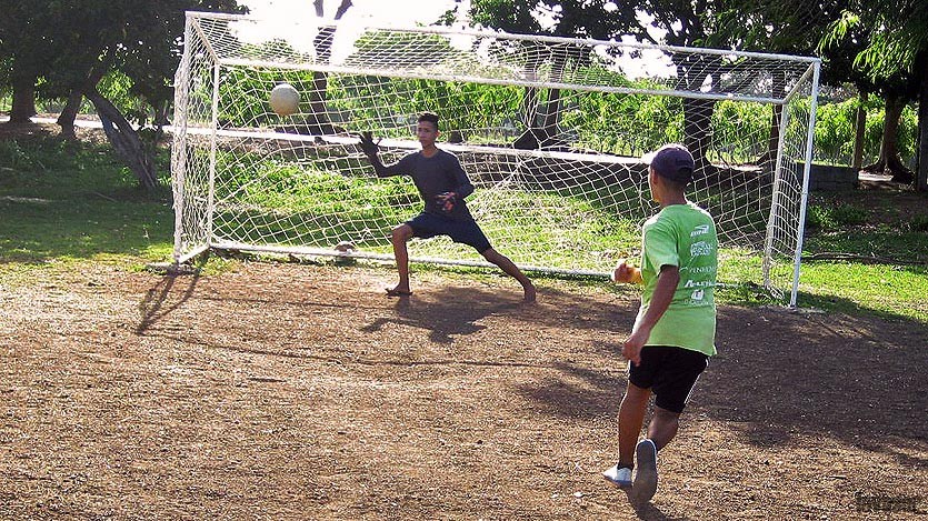 Adolescentes jugando fútbol