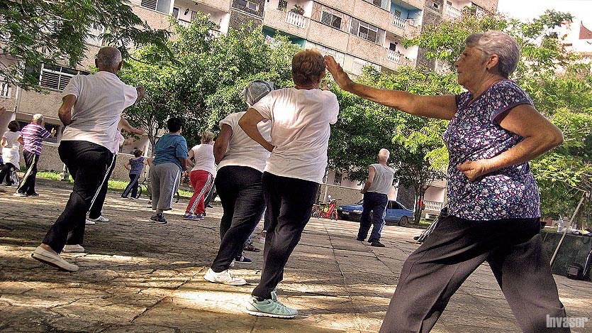 Ancianos practicando taichi