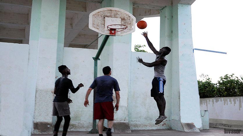 Jóvenes jugando baloncesto