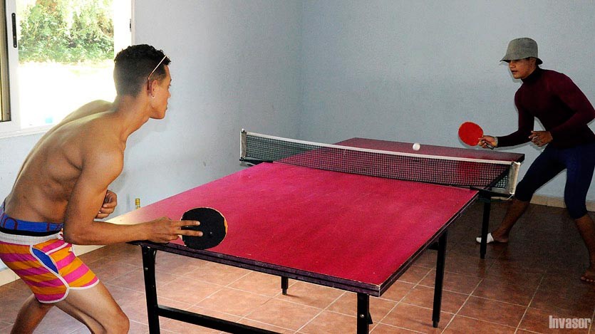 Jóvenes jugando pin pon