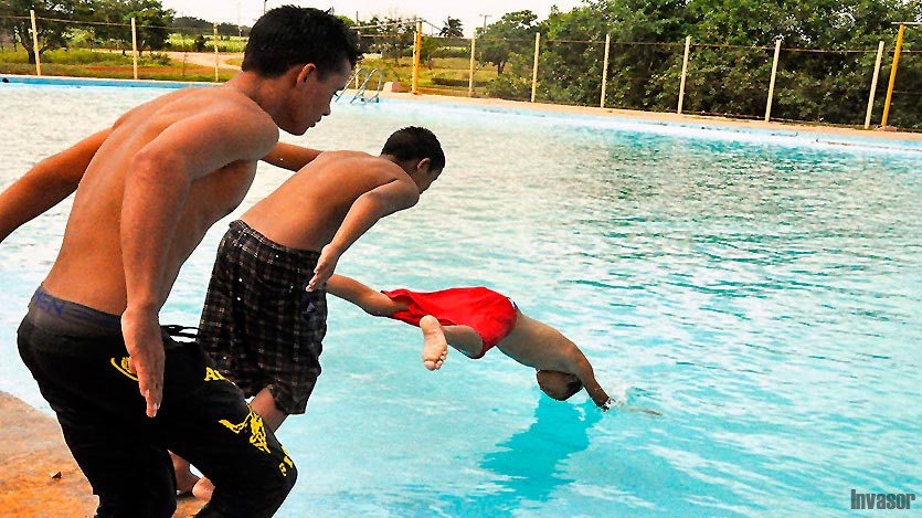Niños clavadistas