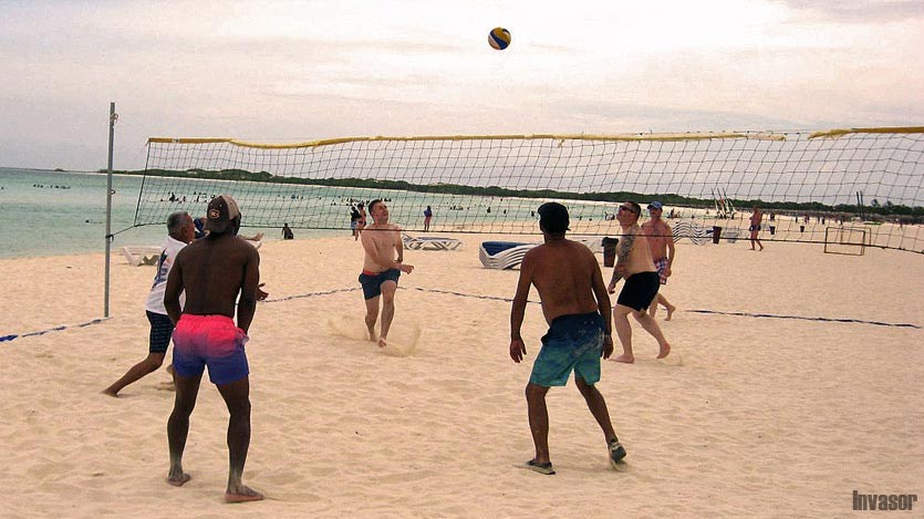 Personas jugando voli playa