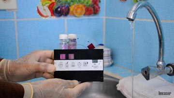 Especialista analizando el agua