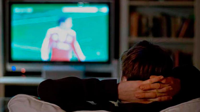 Persona mirando televisión