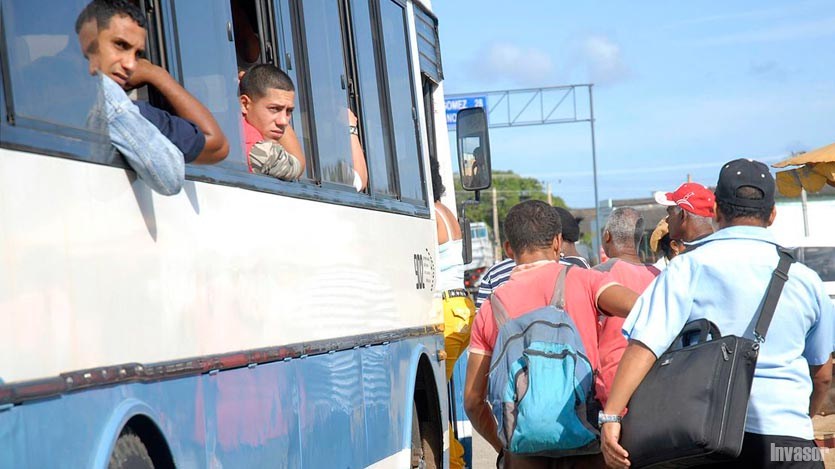 Personas abordando un ómnibus