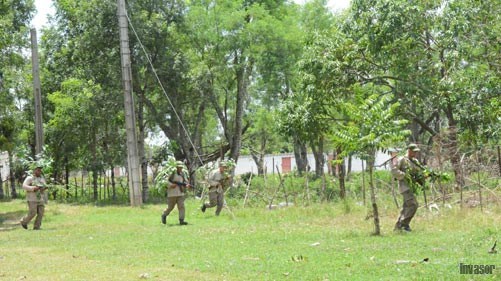 Milicianos camuflajeados