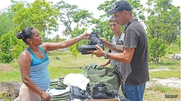 Milicianos recibiendo el uniforme