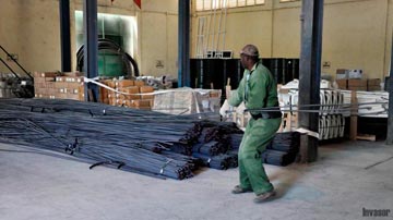 Hombre trasladando cabillas