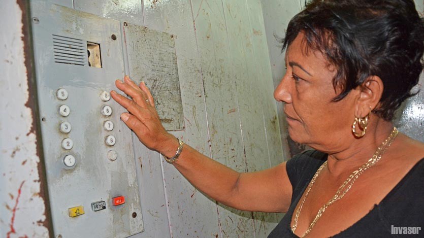 Señora solicitando elevador