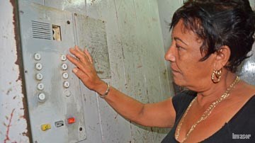 Señora solicitando elevador