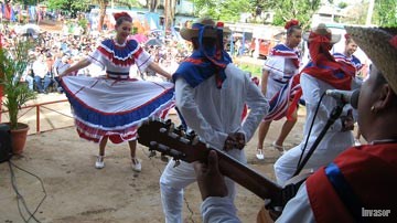 personas bailando