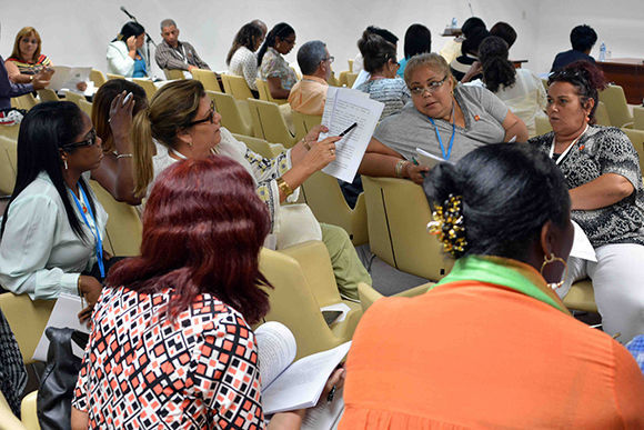 Personas conversando