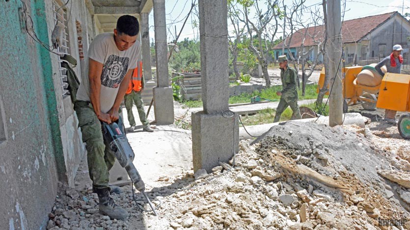Joven picando concreto