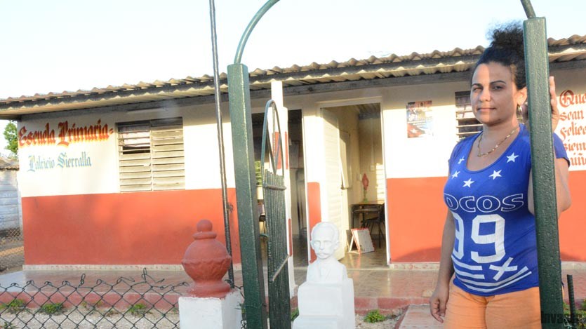 Mujer en una puerta