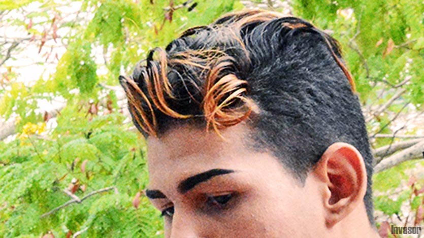 Joven con iluminaciones en el cabello