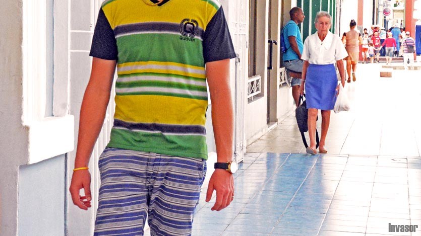 Joven con shorts y pulover a rayas