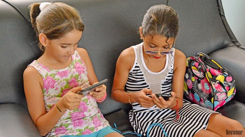 Niñas jugando con el móvil