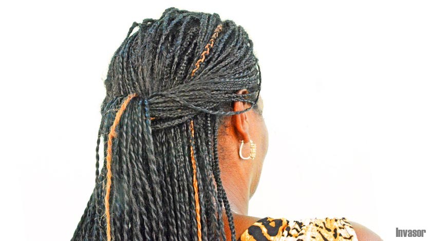 Mujer con trenzas en el cabello