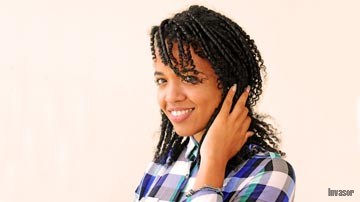 Mulata con cabello rizado