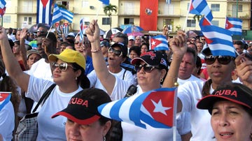 Personas con banderas