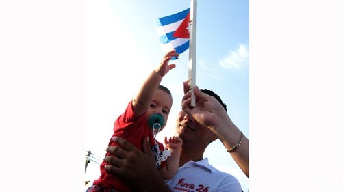 Padre con hijo en brazos