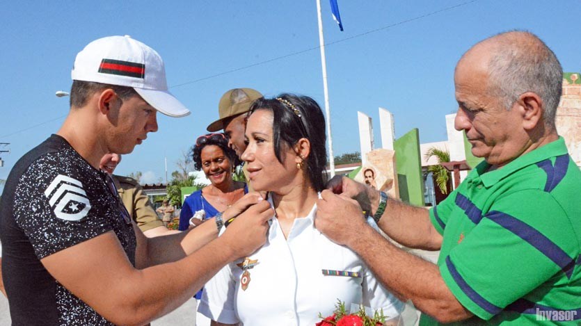 Persona entregando reconocimiento