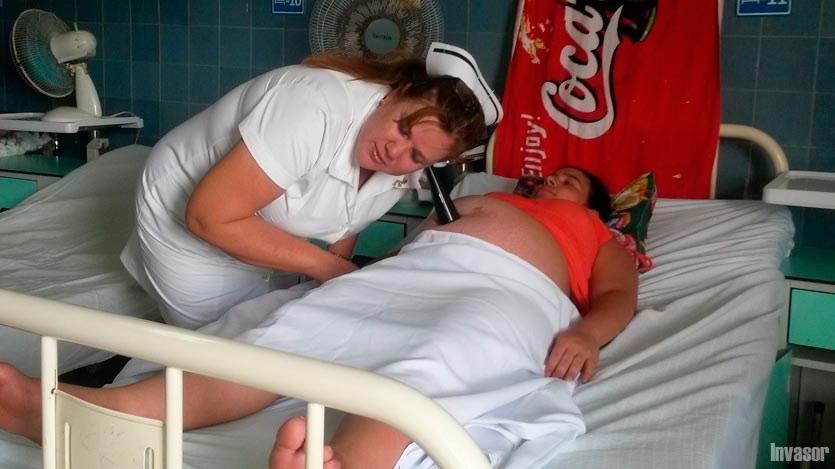 Enfermera atendiendo a una embarazada