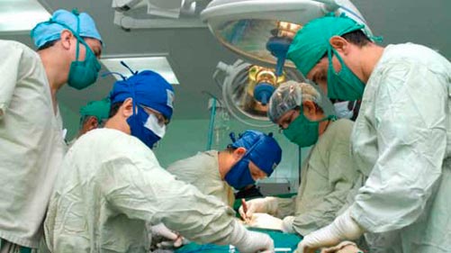 Médicos cubanos haciendo cirugía