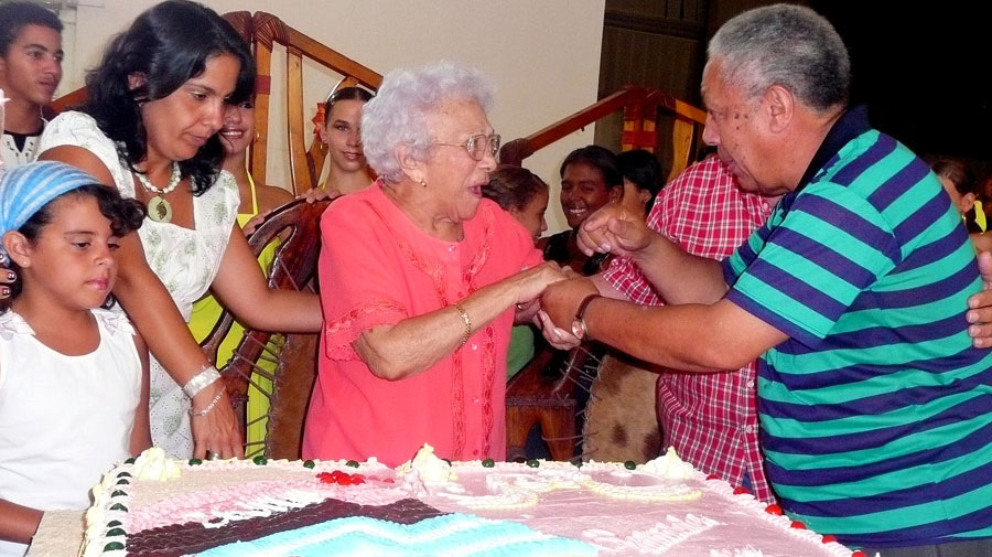 Melba Hernández entre niños 
