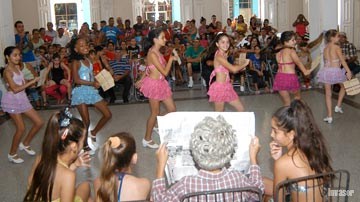 Niños actuando en la Casa de la cultura