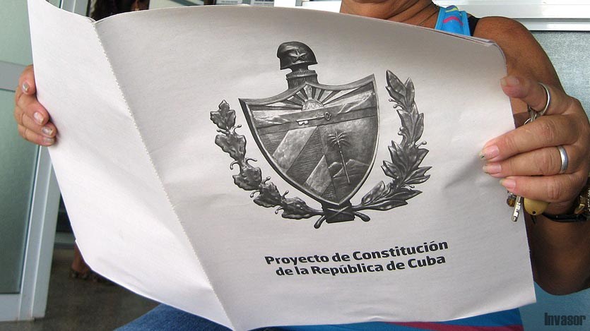 Venta del tabloide del proyecto constitucional en Ciego de Ávila