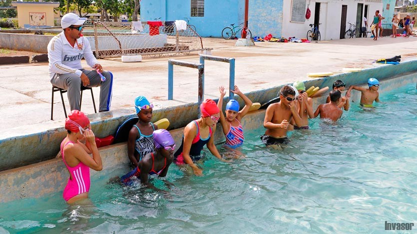 Niños en la piscina