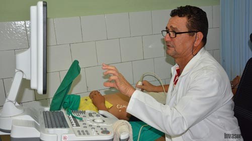 Médico haciendo un ultrasonido