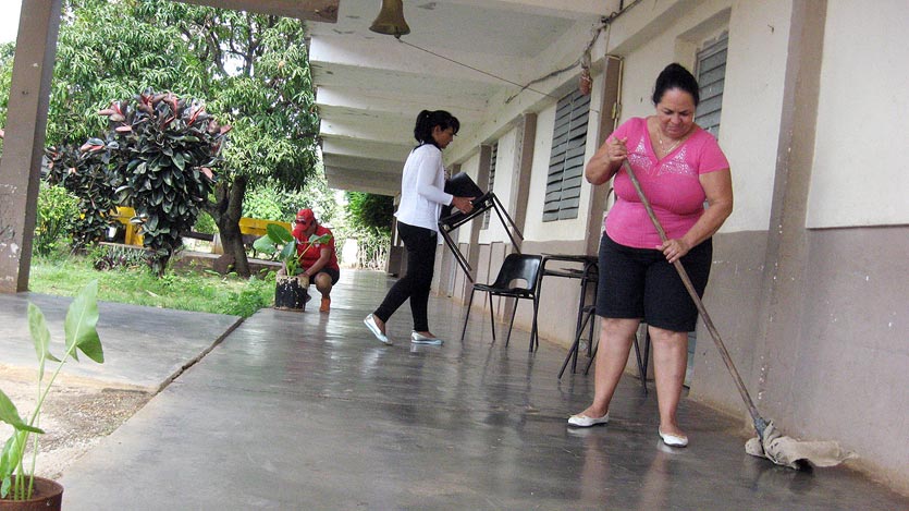 Mujeres limpiando