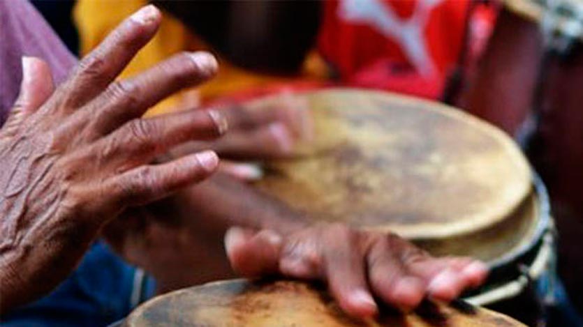 Manos tocando tumbadora