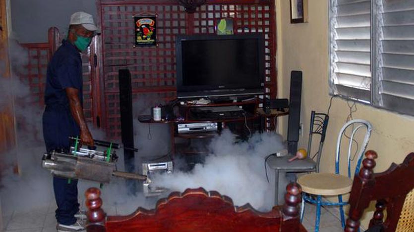 Hombre fumigando