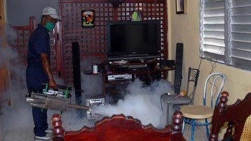 Hombre fumigando