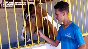 Joven con caballo