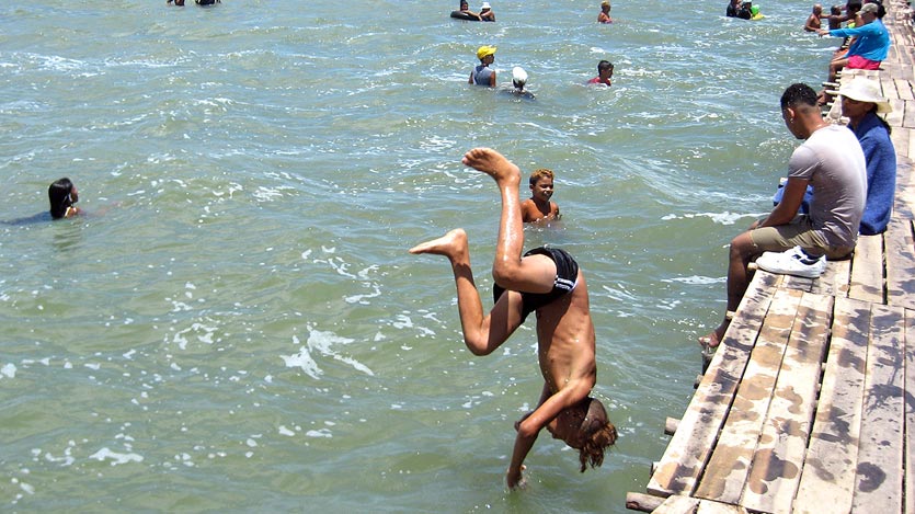 Niño de cabeza al agua