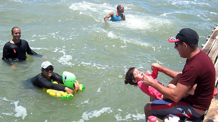 Padre, niña, muelle